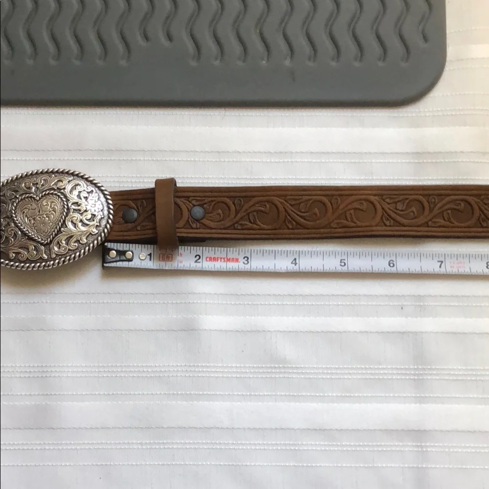 Women’s Justin Leather western style belt Sz 28 Brown Leather with heart buckle - Picture 10 of 16